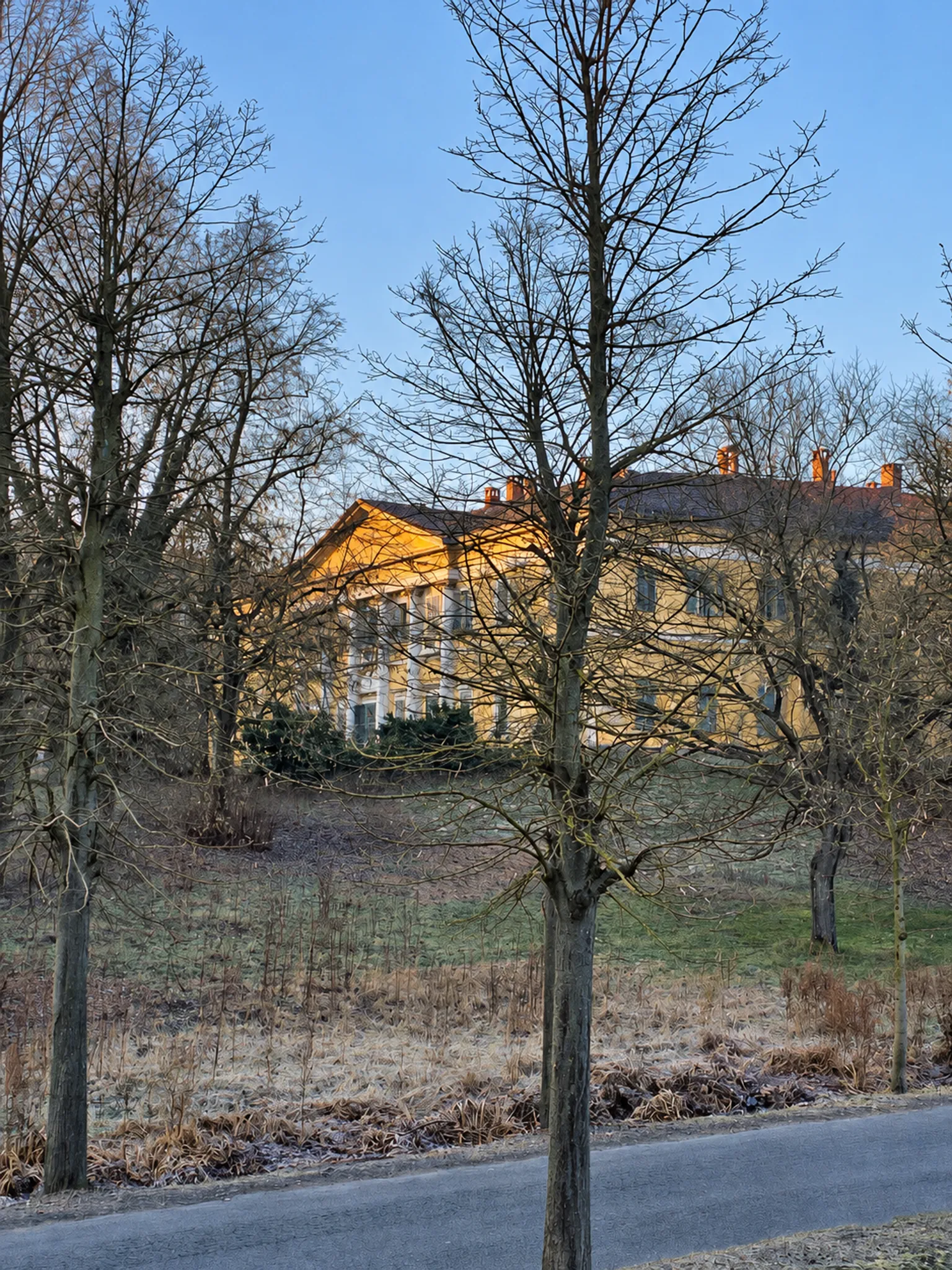 Die Villa bei Sonnenaufgang, im Winter