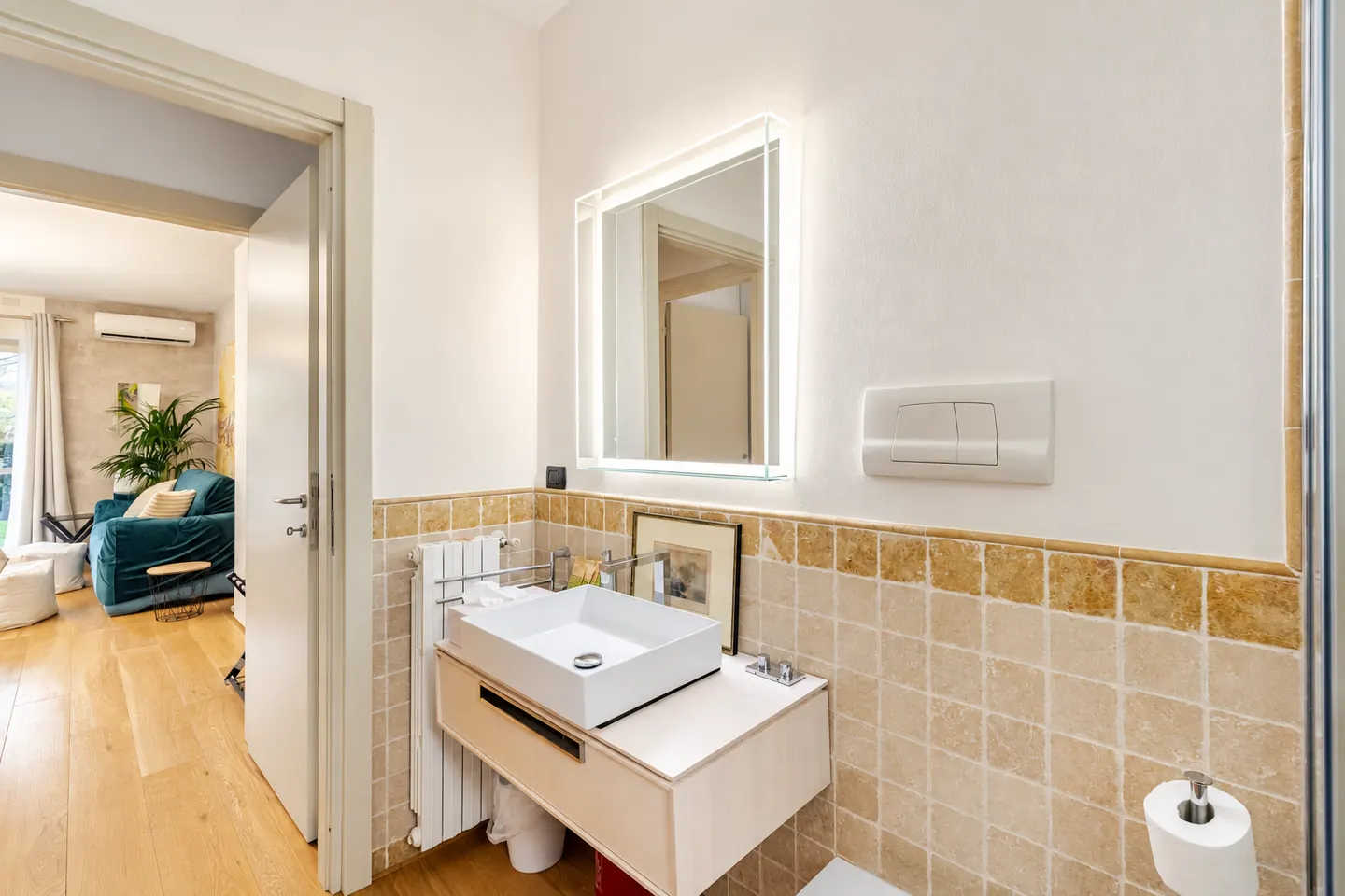 Il bagno con la specchiera retroilluminata