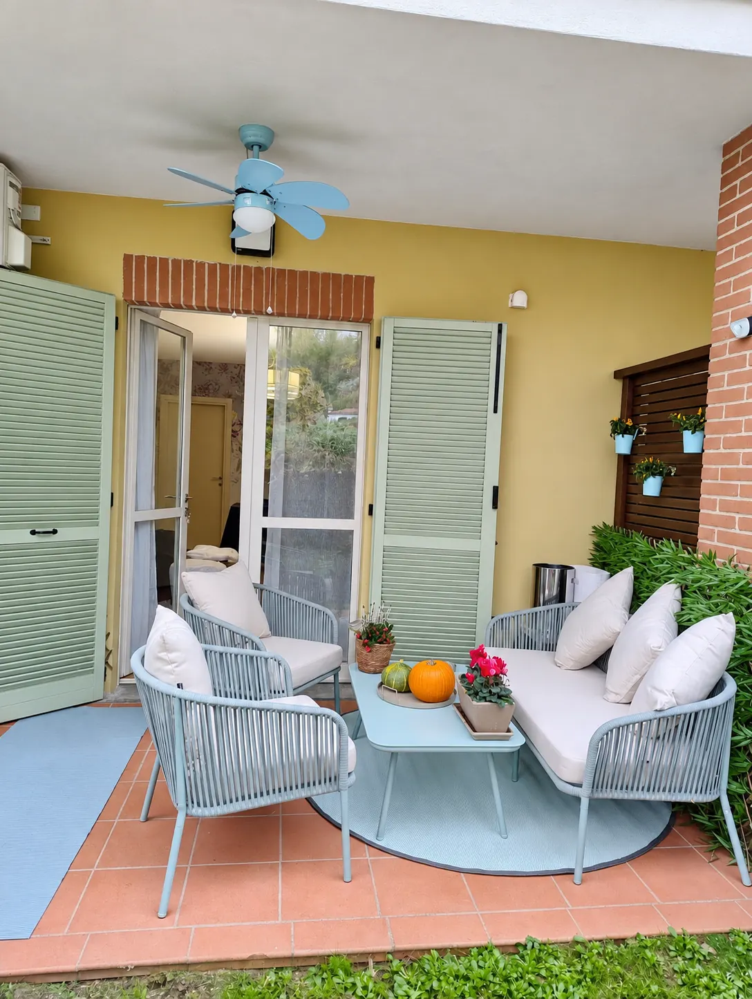 Il salottino del patio e il ventilatore a pale