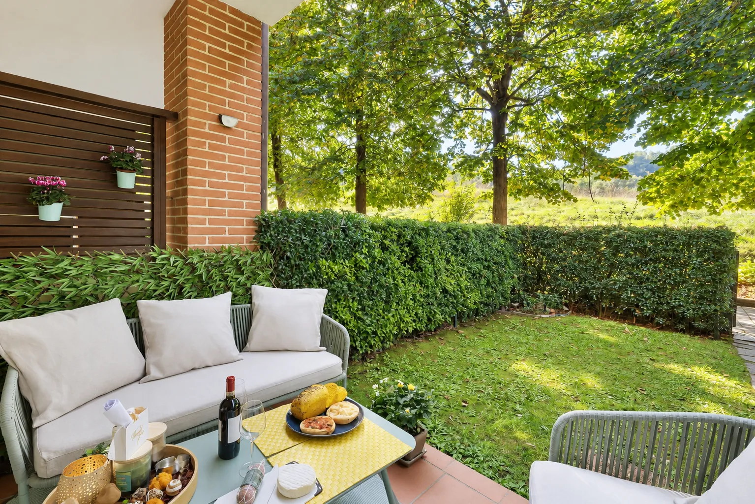 Il divanetto sul patio e il giardino recintato