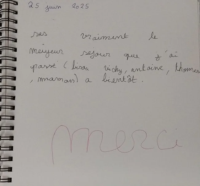 Eine Widmung im Gästebuch von Dimore, 25. Juni 2025, in Kinderschrift: «ses vraiment le meilleur sejour que j'ai passé … a bientôt. Merci»