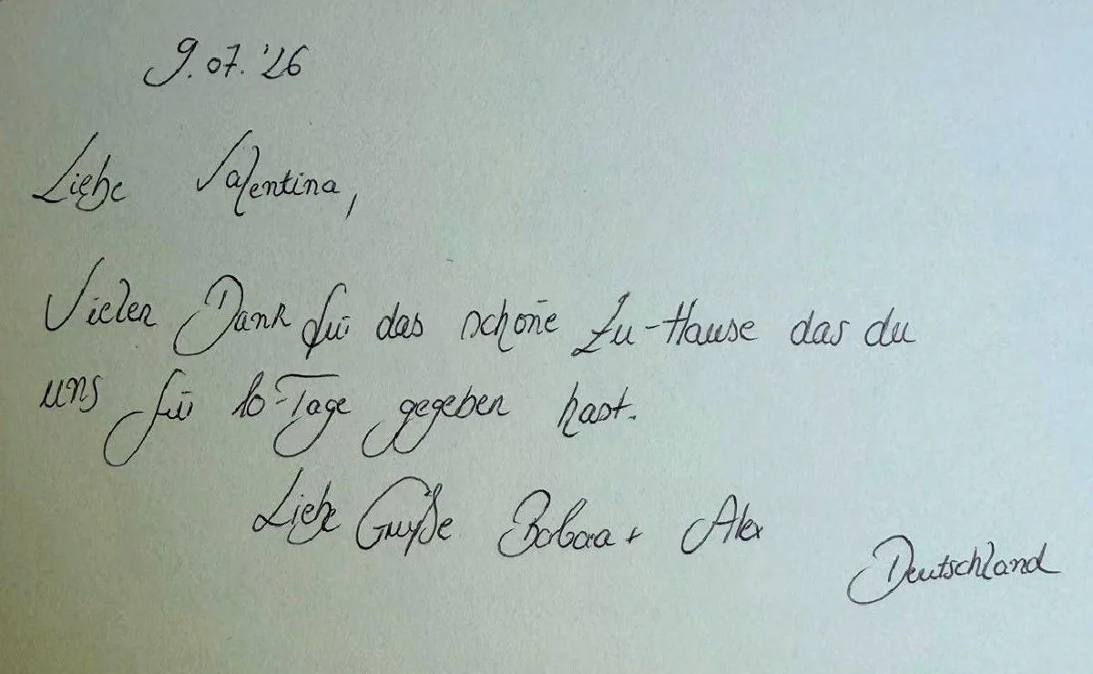 Eine Widmung im Gästebuch von Dimore, 9. Juli 2026: «Liebe Valentina, Vielen Dank für das schöne Zu-Hause das du uns für 10 Tage gegeben hast. Liebe Grüße» — Barbara + Alex, Deutschland