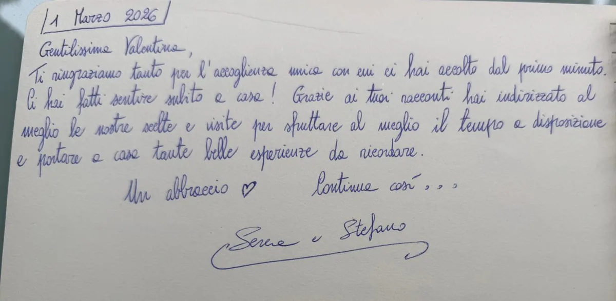 Eine Widmung im Gästebuch von Dimore, 1. März 2026: «Gentilissima Valentina, Ti ringraziamo tanto per l'accoglienza unica con cui ci hai accolto dal primo minuto. Ci hai fatti sentire subito a casa! Grazie ai tuoi racconti hai indirizzato al meglio le nostre scelte e visite per sfruttare al meglio il tempo a disposizione e portare a casa tante belle esperienze da ricordare. Un abbraccio ♡ Continua così…» — Serena e Stefano