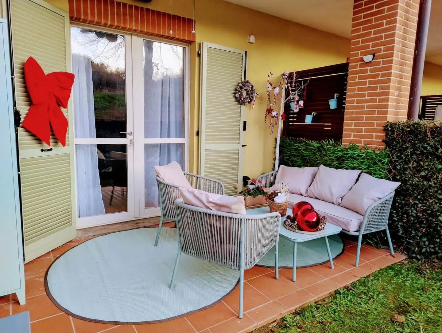 Il patio con gli addobbi di Natale