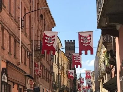 Le corso Alfieri pavoisé des bannières du Palio