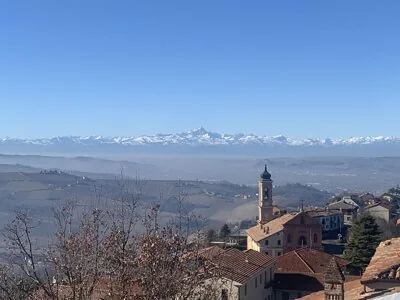 Un paese con le Alpi innevate