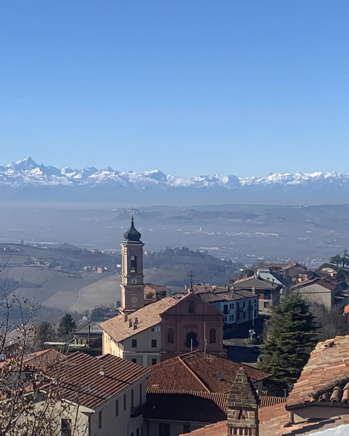 Un borgo sulla collina, tra i vigneti