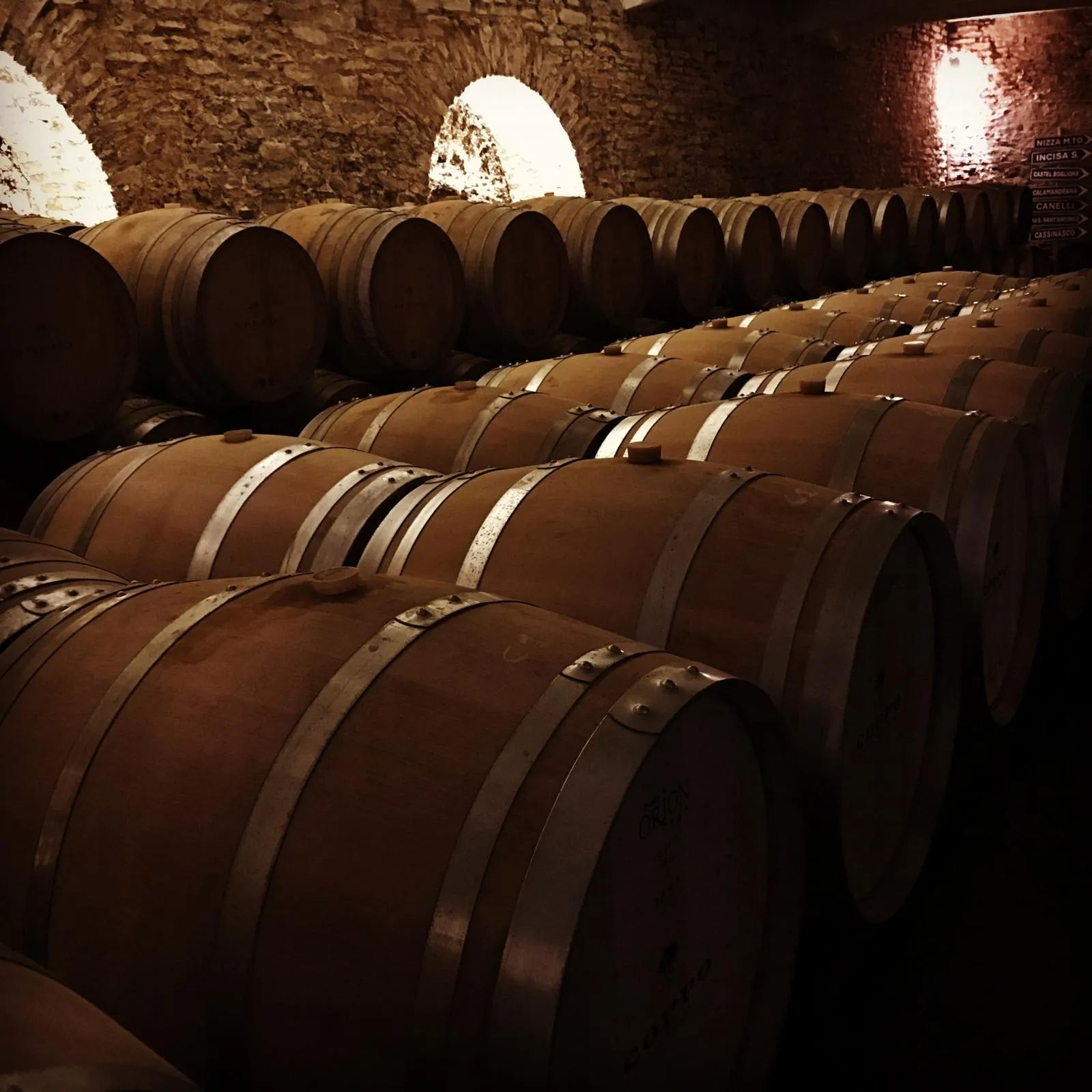Barricaia sotto le volte in mattoni di una cantina della zona