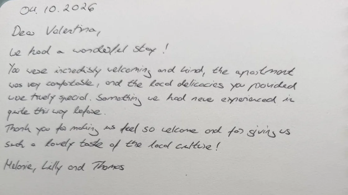 Dedica nel guest book di Dimore, 4 ottobre 2026: «Dear Valentina, We had a wonderful stay! You were incredibly welcoming and kind, the apartment was very comfortable, and the local delicacies you provided were truely special. Something we had never experienced in quite this way before. Thank you for making us feel so welcome and for giving us such a lovely taste of the local culture!» — Melanie, Lilly and Thomas