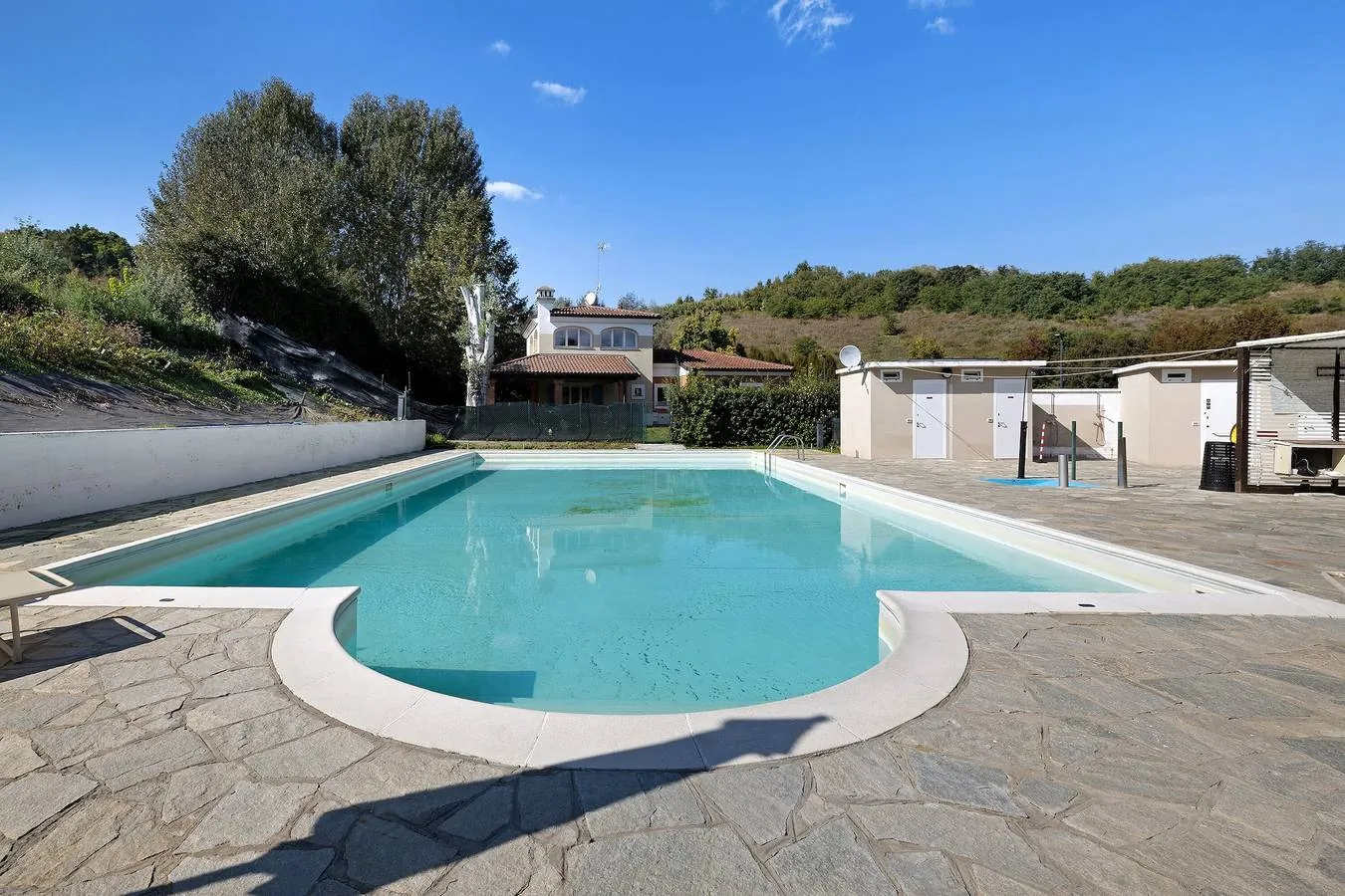 La piscina stagionale della tenuta del Feudo d’Asti