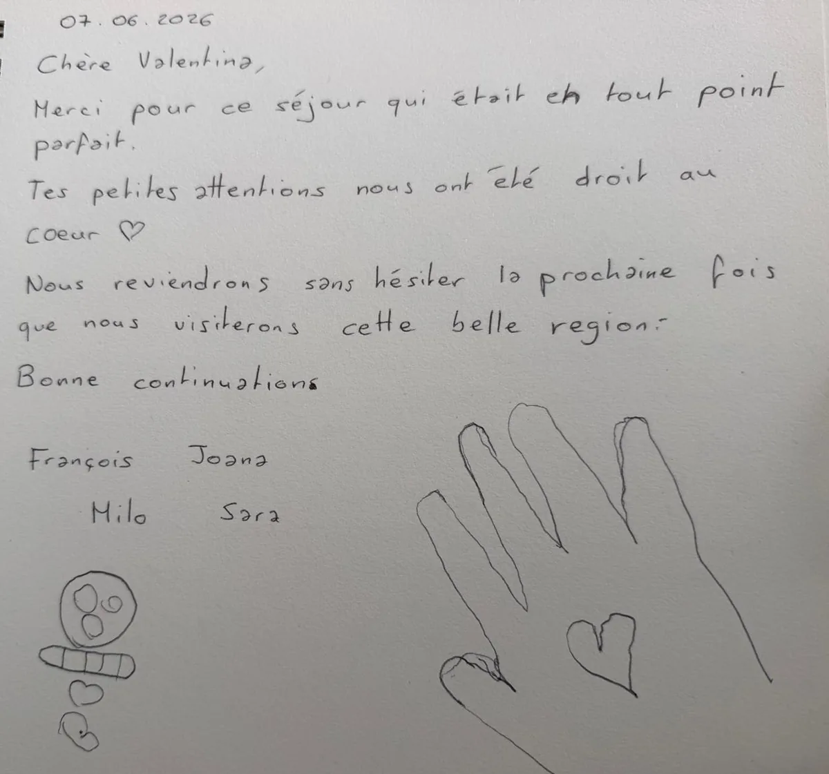 Dedica nel guest book di Dimore, 7 giugno 2026, con il disegno di una mano: «Chère Valentina, Merci pour ce séjour qui était en tout point parfait. Tes petites attentions nous ont été droit au coeur ♡ Nous reviendrons sans hésiter la prochaine fois que nous visiterons cette belle region. Bonne continuations» — François, Joana, Milo, Sara