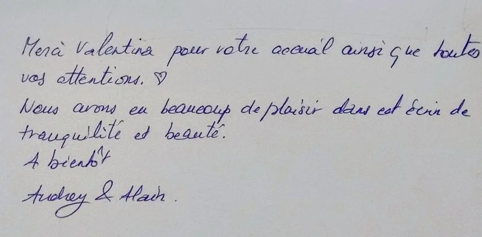Dedica nel guest book di Dimore: «Merci Valentina pour votre accueil ainsi que toutes vos attentions. Nous avons eu beaucoup de plaisir dans cet écrin de tranquillité et beauté. À bientôt» — Audrey & Alain